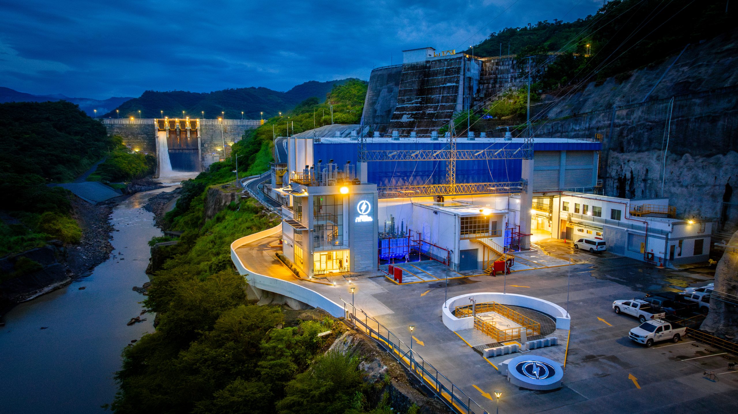 central hidroeléctrica de noche